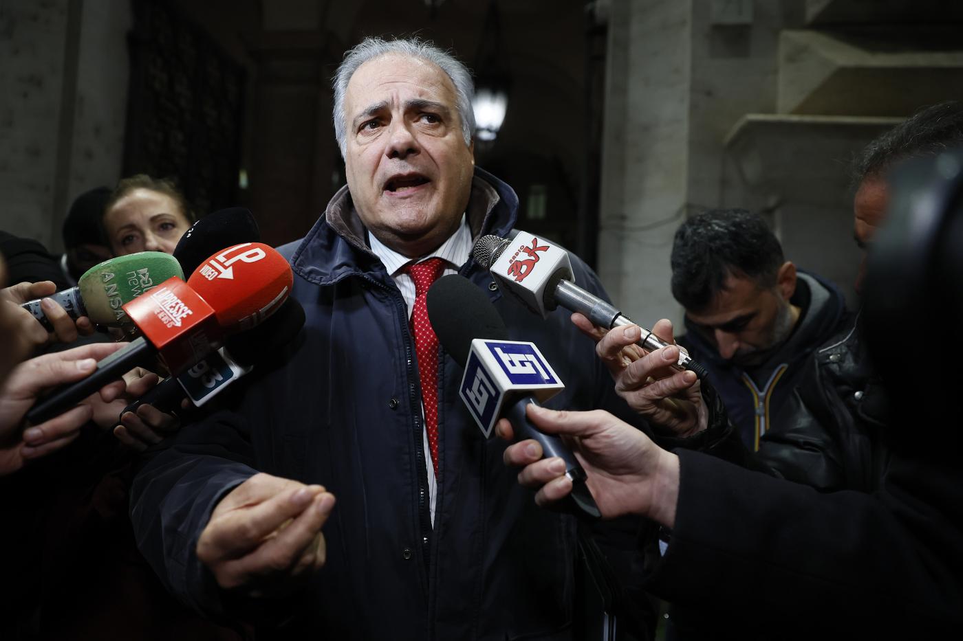 Ilaria Salis, il padre dopo aver visto Nordio e Tajani: “Siamo soli, resterà in carcere a lungo”