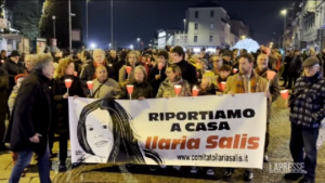 Ilaria Salis, fiaccolata solidale a Monza: le immagini