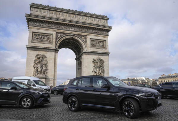 Francia, Parigi vota sì per triplicare la tariffa di parcheggio per i Suv