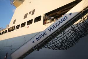 Medioriente, attraccata a La Spezia la nave Vulcano con a bordo i bimbi palestinesi