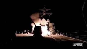 Yemen, colpiti obiettivi Houti: le immagini della Marina Usa