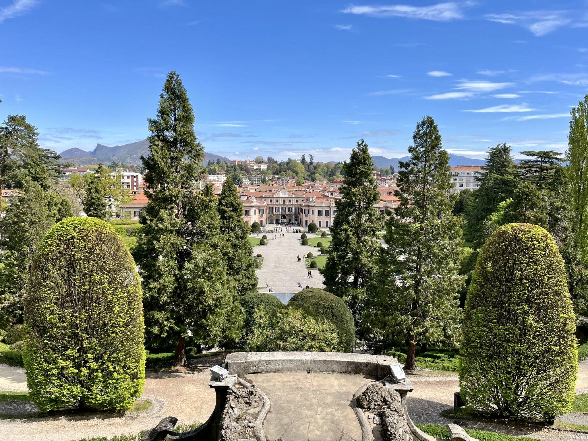 Varese, matrimonio con saluti romani nella sede del Comune Varese, matrimonio con saluti romani nella sede del Comune