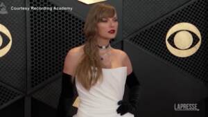 Grammy, Taylor Swift e Billie Eilish sul red carpet a Los Angeles