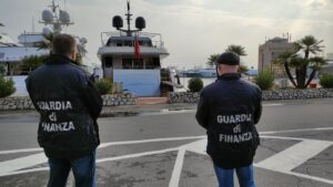 Sanzioni guerra Russia-Ucraina, le fiamme gialle sequestrano lo yacht Lena dell'oligarca Timchenko