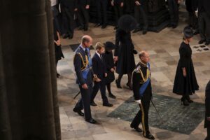 Funerale Regina Elisabetta: l'arrivo di re Carlo III e della famiglia reale all'Abbazia