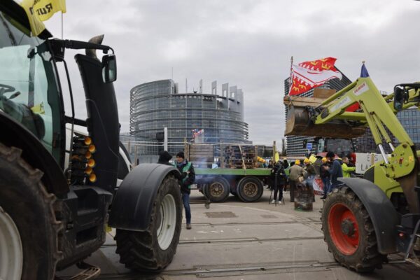 Protesta degli agricoltori davanti al Parlamento europeo