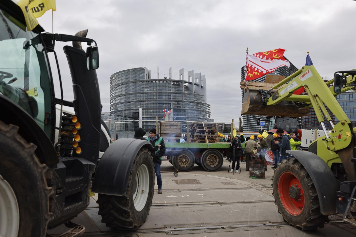 Protesta agricoltori, trattori a Strasburgo all’Europarlamento
