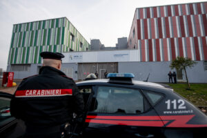 Pieve Emanuele - Studente di 15 anni accoltellato alla gamba all'uscita da scuola