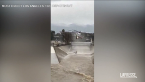 Alluvioni California, il salvataggio di un uomo dalle acque del fiume di Los Angeles