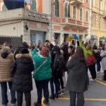 Sanremo, fan in delirio per Mengoni: in decine cantano le sue canzoni