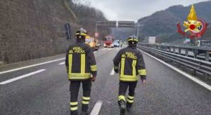 Maxi incidente in A12 tra Rapallo e Chiavari, morto un operaio su un furgone