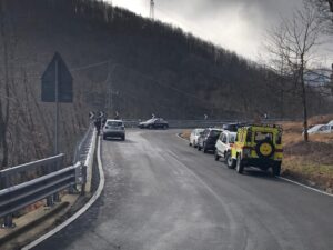 Reggio Emilia, trovata anziana con ferite d’arma da taglio: in un burrone recuperato il corpo di un uomo