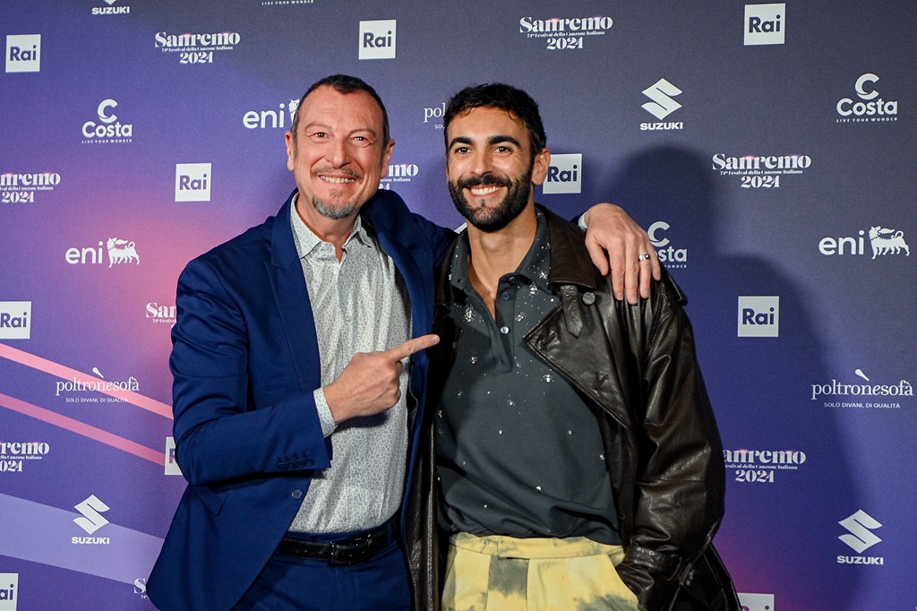 Sanremo, la conferenza stampa: prima a esibirsi sarà Clara. Amadeus e Fiorello cantano ‘Bella Ciao’
