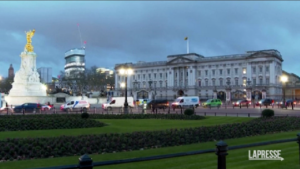 Notte a casa per Re Carlo dopo inizio cure, le immagini di Buckingham Palace