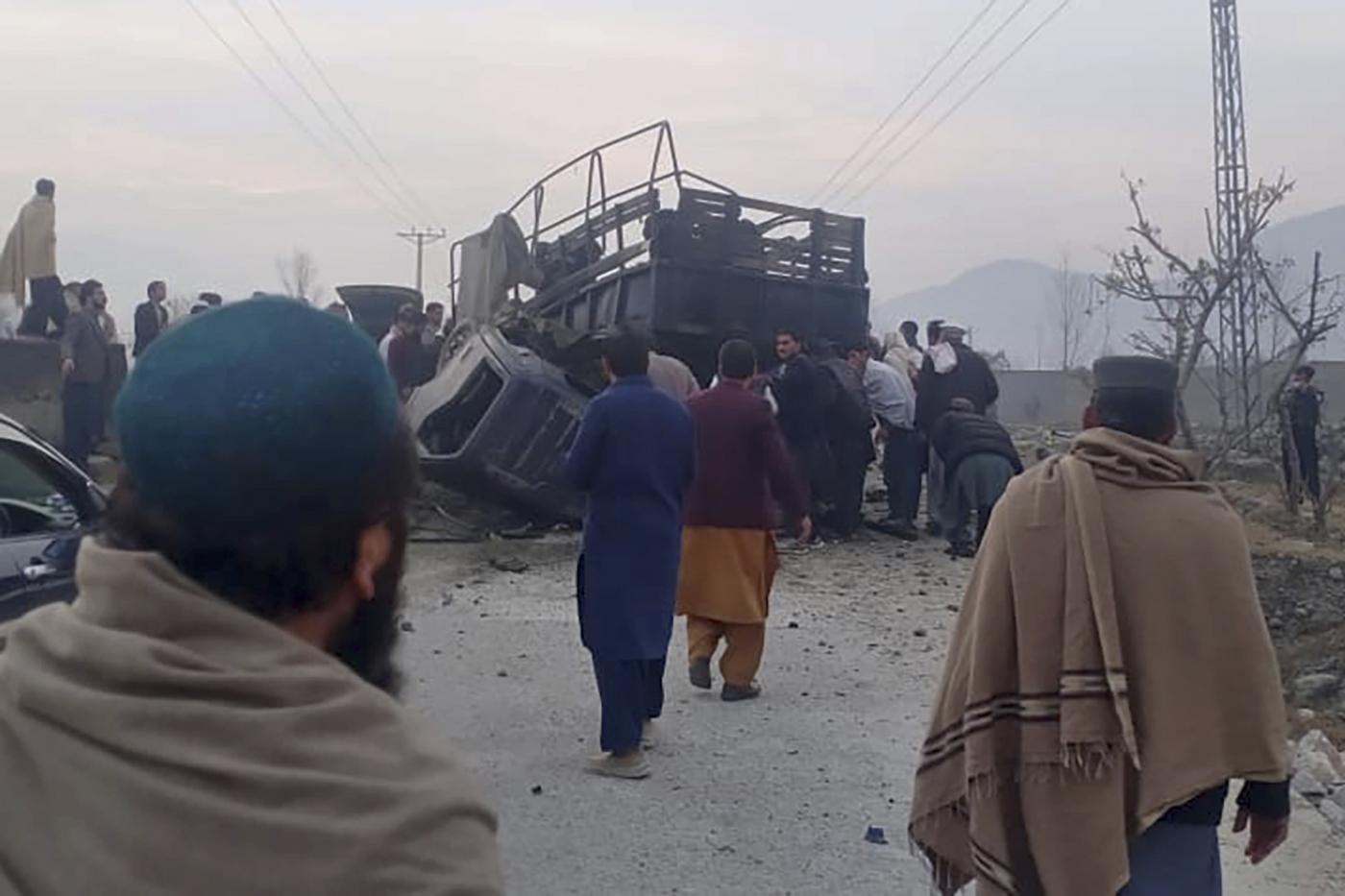 Pakistan, bomba in ufficio candidato indipendente alla vigilia elezioni: 14 morti. Poi un’altra esplosione