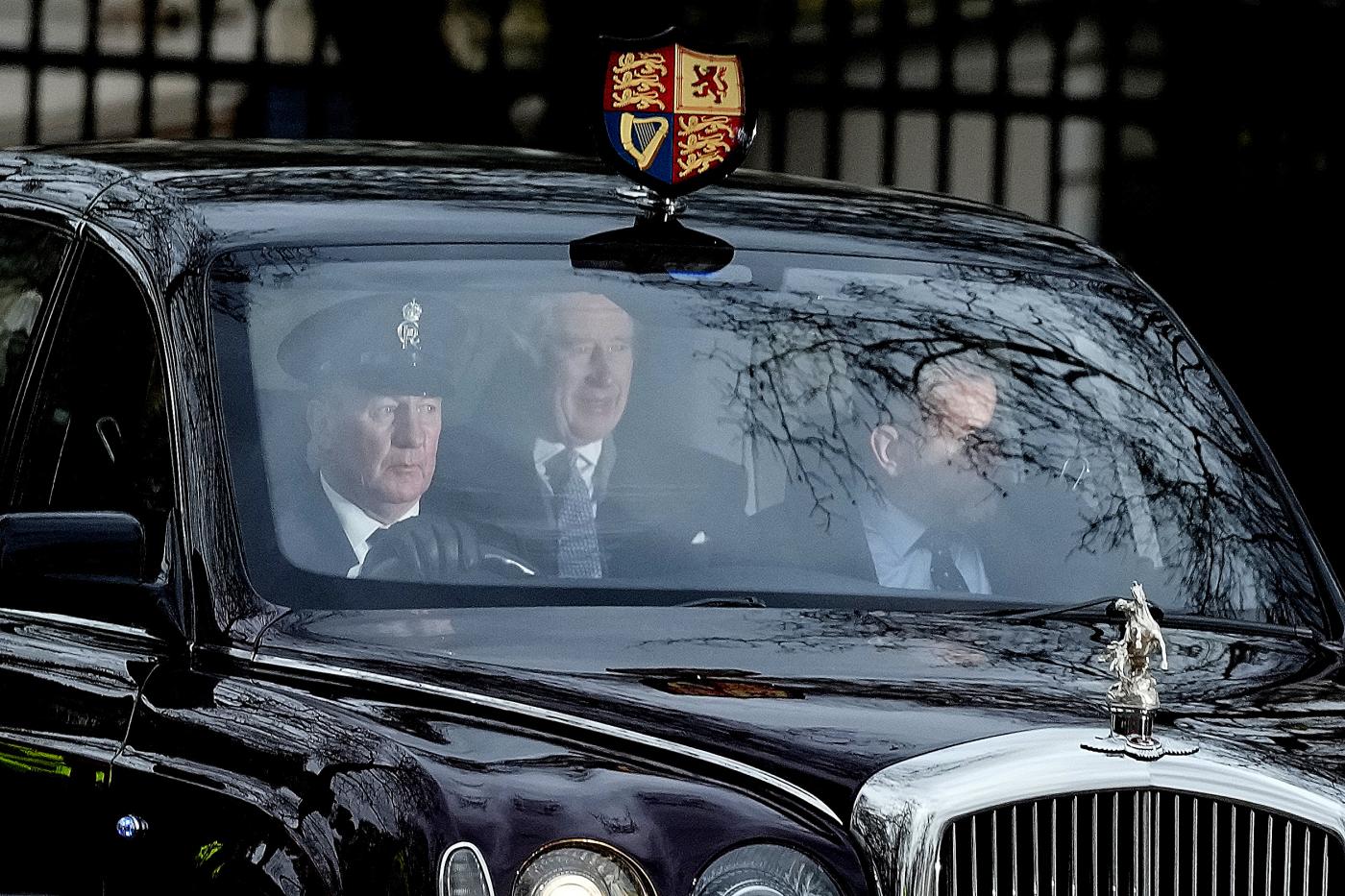 Re Carlo III inizia la terapia anti-cancro, Harry gli fa visita da Londra