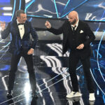 Sanremo, polemica per le scarpe di John Travolta: sospetta pubblicità occulta
