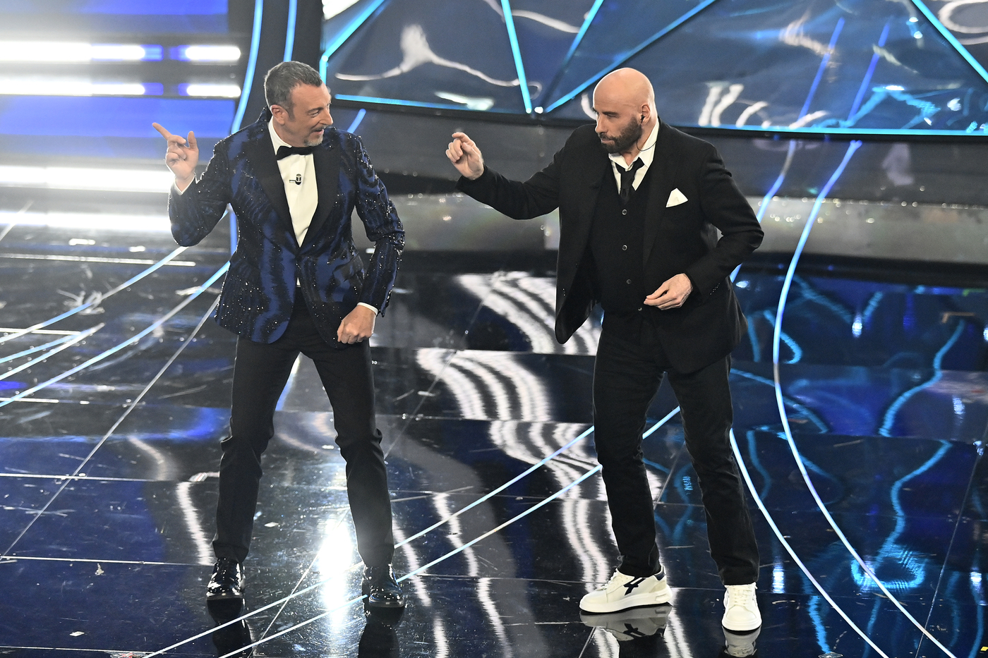 Sanremo, polemica per le scarpe di John Travolta: sospetta pubblicità occulta
