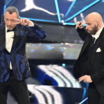 Sanremo, John Travolta all’Ariston: i balli e le gag con Amadeus e Fiorello