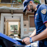 Firenze, gli cade l’armadio addosso: 70enne salvato dopo 3 giorni dalla polizia