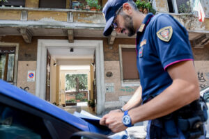 Milano, accoltella la ex e tenta la fuga fermando un'auto per strada