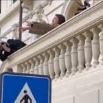 Sanremo, Emma canta ‘Apnea’ con i fan dall’albergo