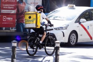 Glovo nella bufera in Spagna accusata di aver assunto falsi lavoratori autonomi
