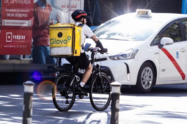 Glovo nella bufera in Spagna accusata di aver assunto falsi lavoratori autonomi
