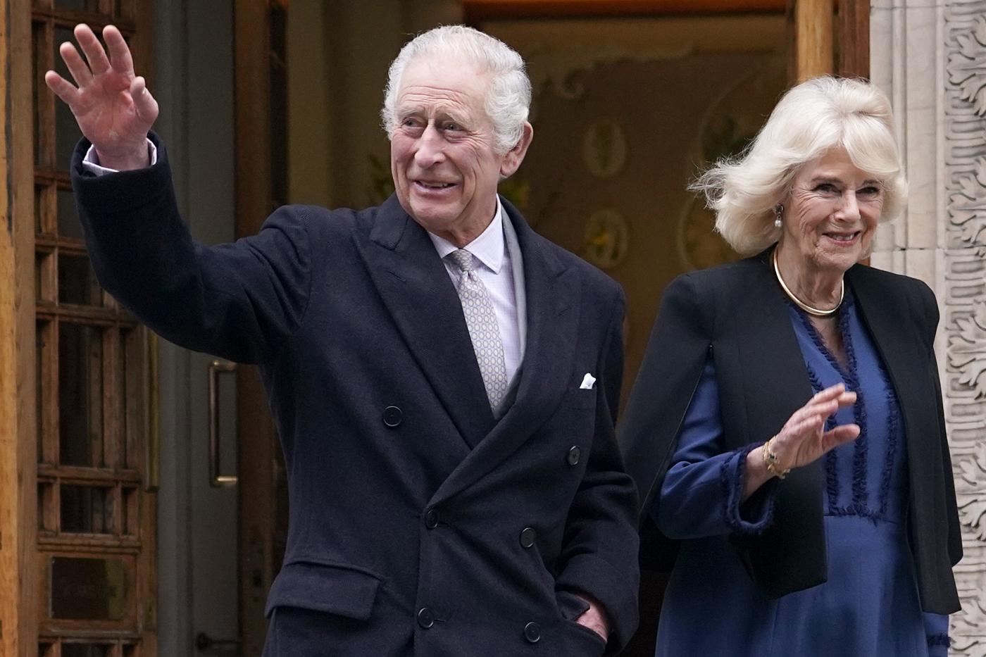 Re Carlo III, Camilla: “Date le circostante sta molto bene”