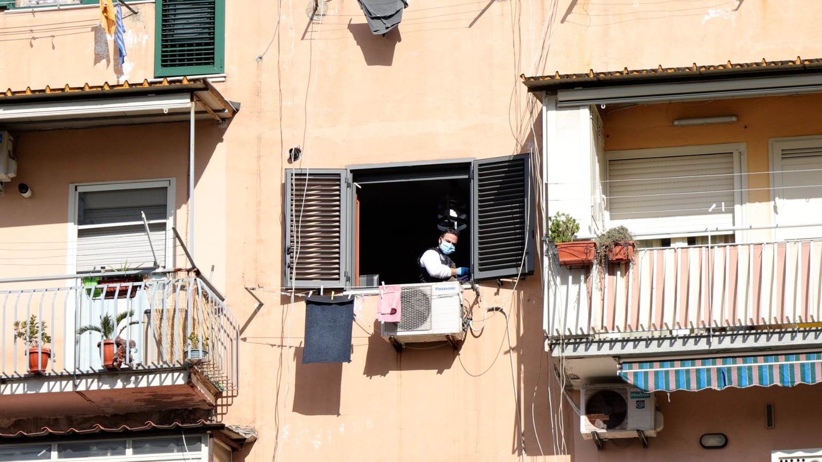 Napoli, uomo barricato in casa a S. Giovanni a Teduccio ha ucciso la moglie e si è suicidato