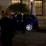 Londra, il principe William torna ai suoi doveri reali e scherza con Tom Cruise