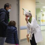 Covid, calano i contagi e i ricoveri