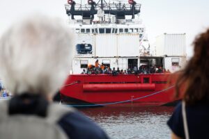 Migranti - La nave Ocean Viking con a bordo oltre 200 persone è arrivata a Napoli