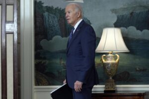 Il presidente Joe Biden parla nella sala di ricevimento diplomatica della Casa Bianca