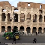 Agricoltori, protesta a Roma: trattori arrivati al Colosseo