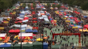 Hong Kong, in migliaia ai tradizionali mercati dei fiori in vista del Capodanno lunare