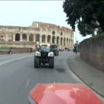 Protesta agricoltori, in viaggio con i trattori nel centro di Roma