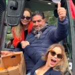 Sanremo, Ornella Muti sale sul trattore e mangia le arance con gli agricoltori