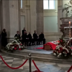 Vittorio Emanuele, il feretro arriva alla camera ardente alla Reggia di Venaria