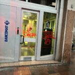 Caso Salis, scritte anarchiche sulle vetrine in zona Navigli a Milano