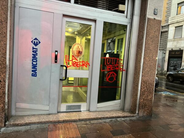 Caso Salis, scritte anarchiche sulle vetrine in zona Navigli a Milano