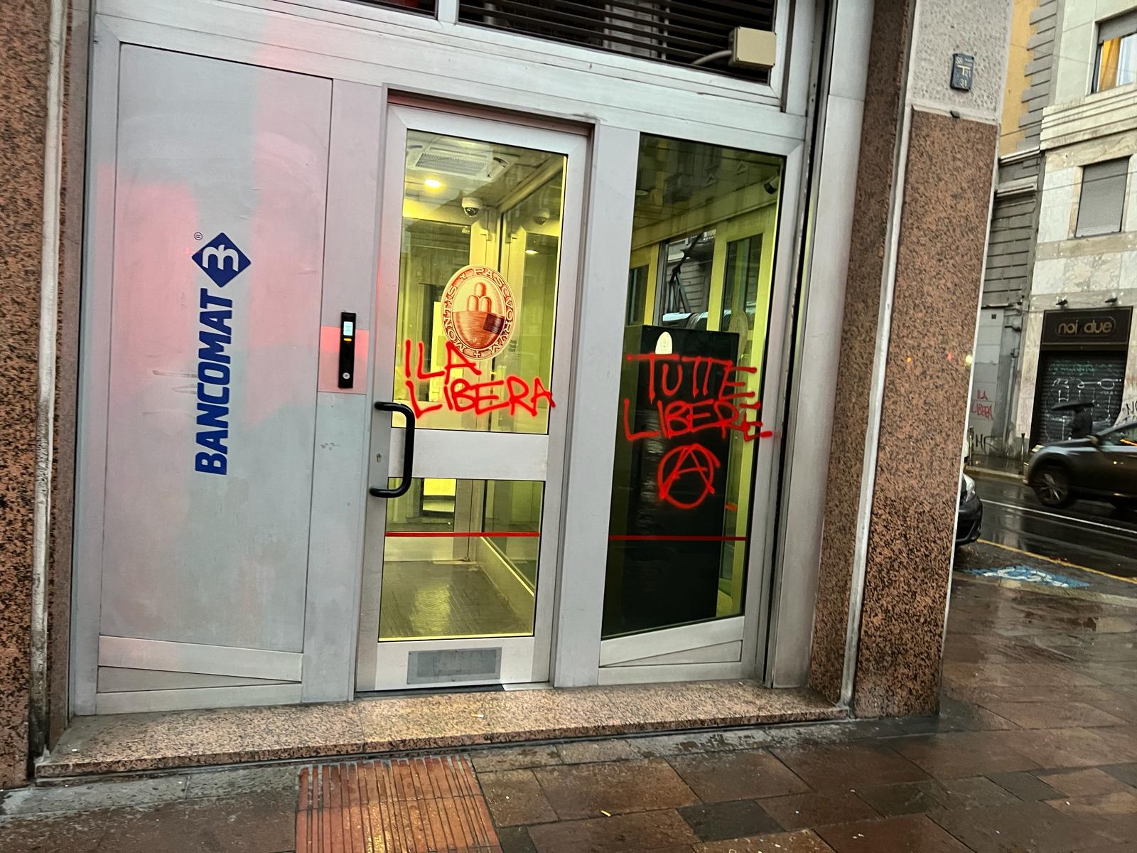 Caso Salis, scritte anarchiche sulle vetrine in zona Navigli a Milano Caso Salis, scritte anarchiche sulle vetrine in zona Navigli a Milano