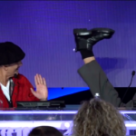 Sanremo, Fiorello scherza con Roberto Bolle: “Ce l’hai le sneakers?