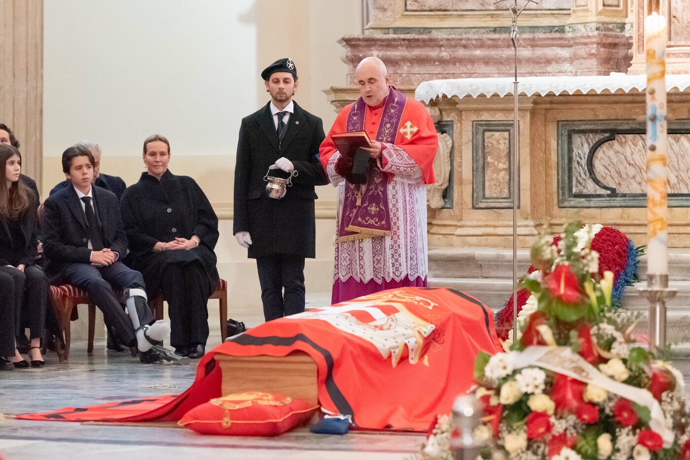 Vittorio Emanuele, i funerali in Duomo a Torino. Filiberto: “Era italiano che amava l’Italia”