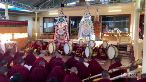 India, monaci tibetani in esilio pregano per l’anno del Drago