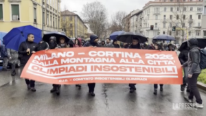 Milano, corteo contro Olimpiadi invernali: “Sono insostenibili”