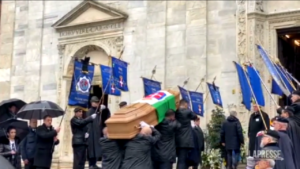 Funerali Vittorio Emanuele, l’arrivo del feretro al Duomo di Torino