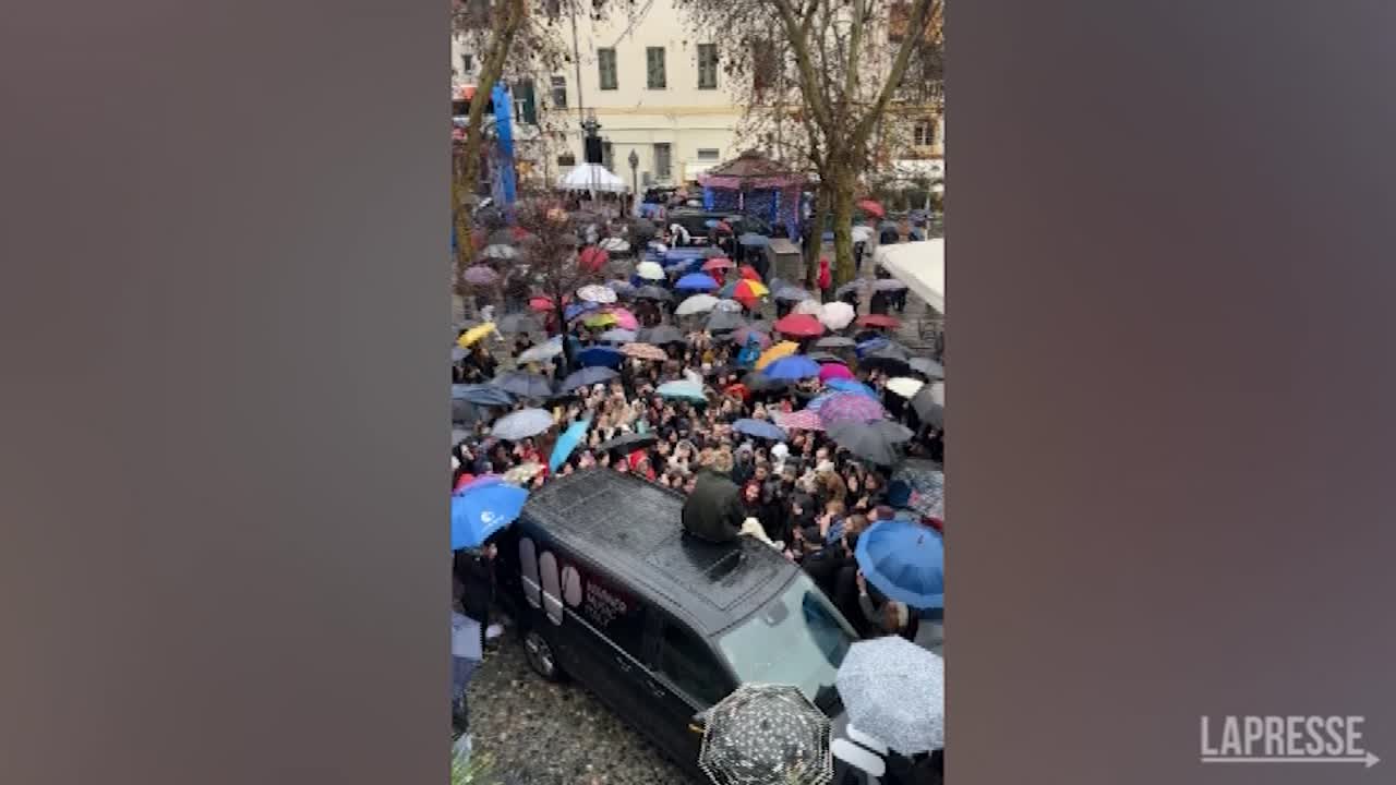 VIDEO Sanremo, Mr. Rain canta 'Due Altalene' tra la gente LaPresse