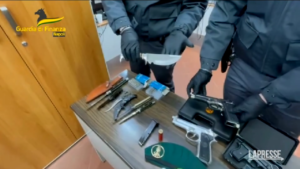 Napoli, armi e munizioni: denunciati due giovani