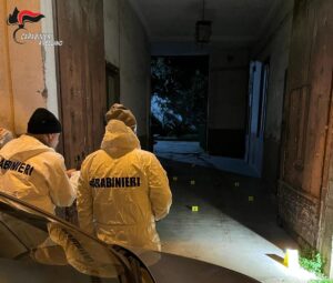 Avellino, muore 54enne accoltellato nel cortile di casa